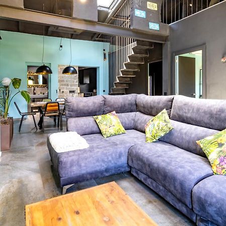 Black House Sorprendente Casa Estilo Industrial Olot Luaran gambar