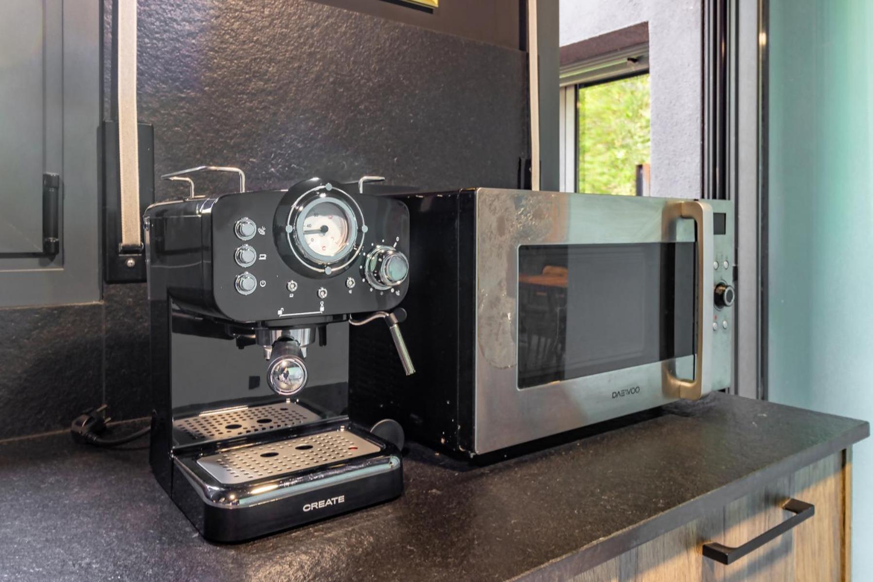Black House Sorprendente Casa Estilo Industrial Olot Luaran gambar