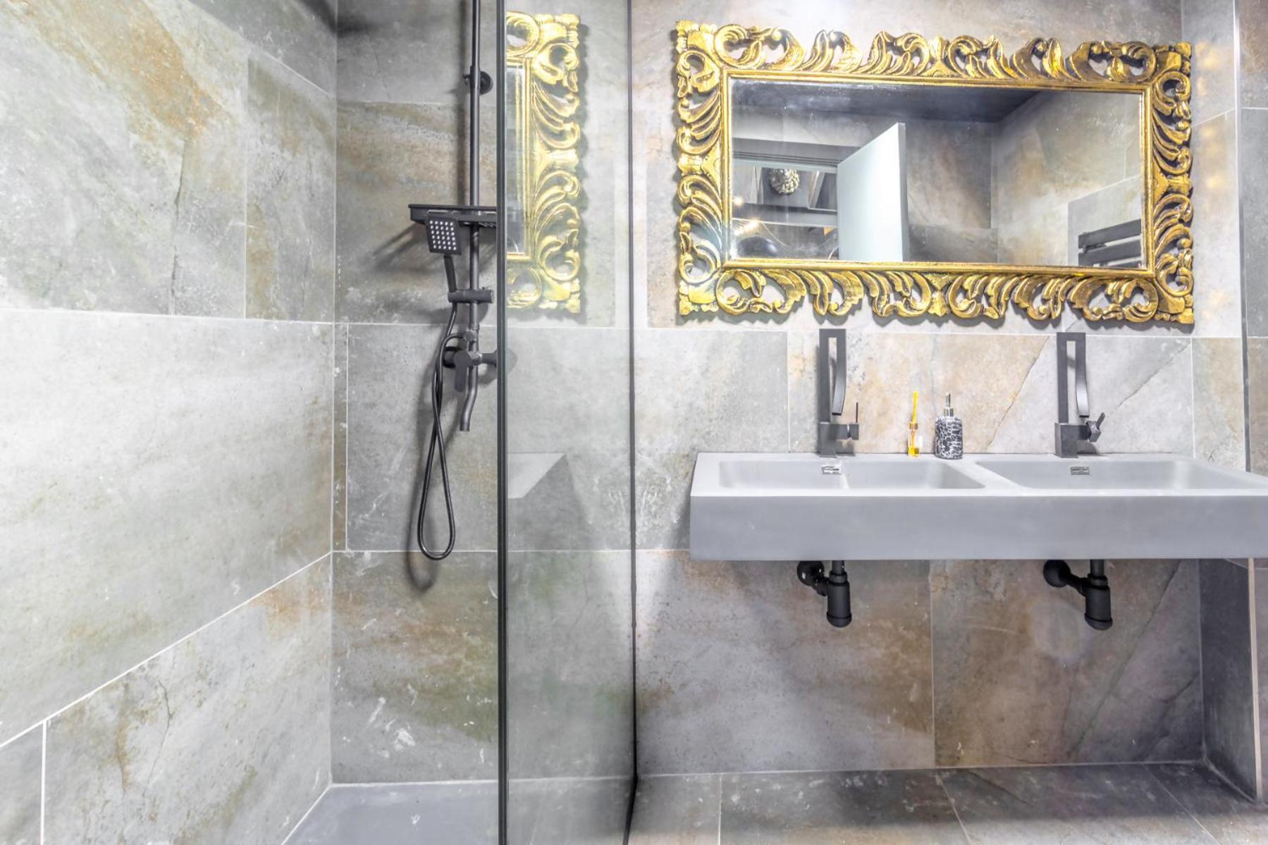 Black House Sorprendente Casa Estilo Industrial Olot Luaran gambar