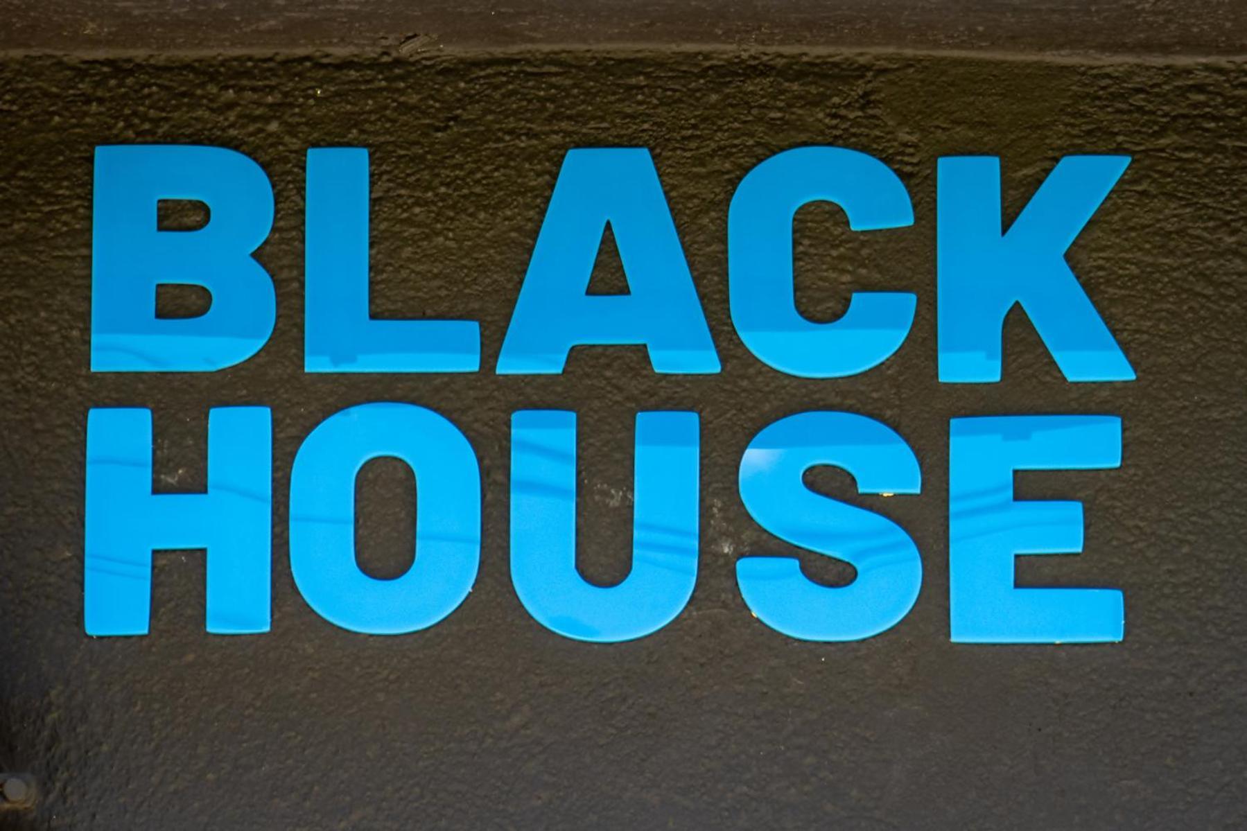 Black House Sorprendente Casa Estilo Industrial Olot Luaran gambar