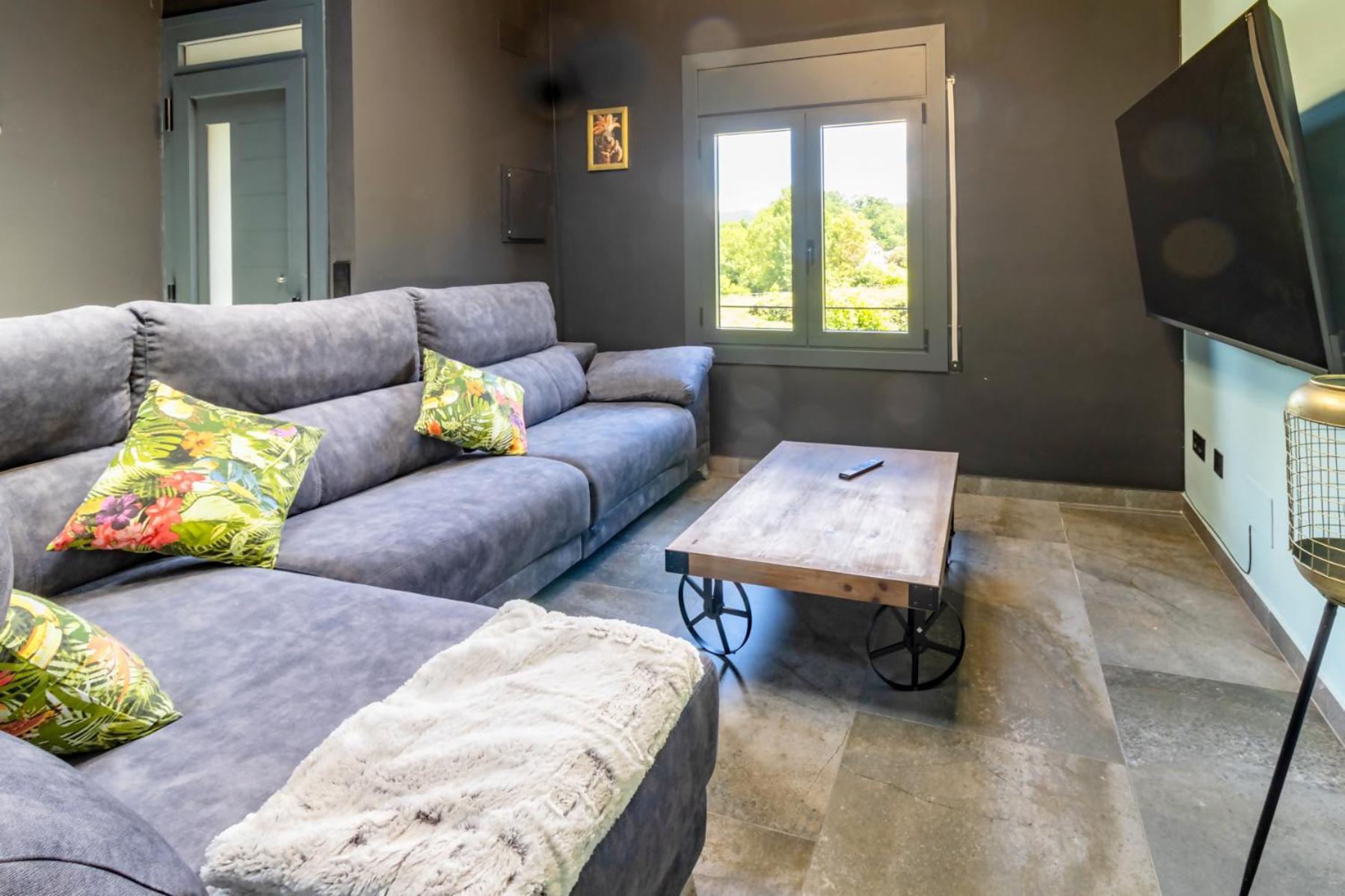 Black House Sorprendente Casa Estilo Industrial Olot Luaran gambar