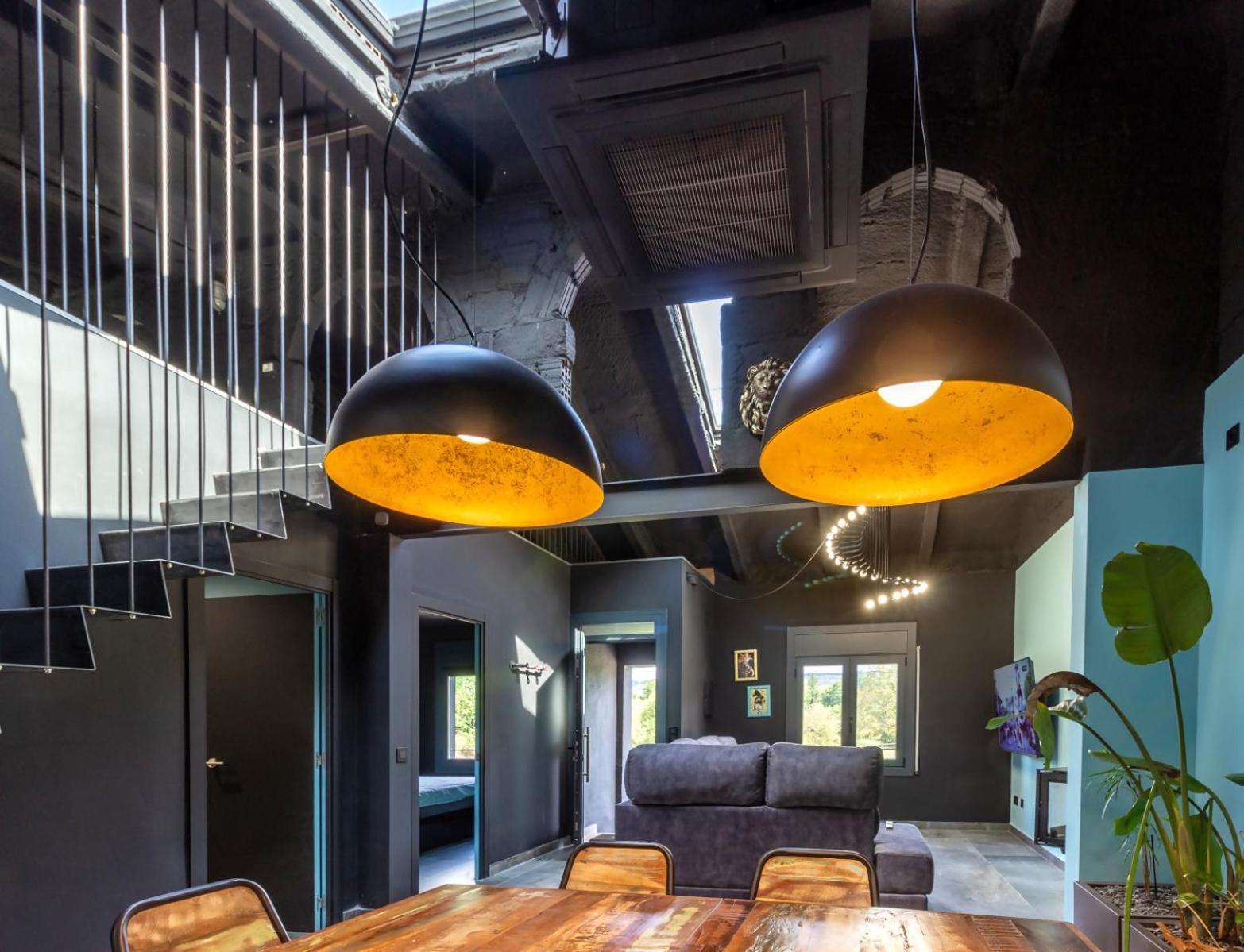 Black House Sorprendente Casa Estilo Industrial Olot Luaran gambar