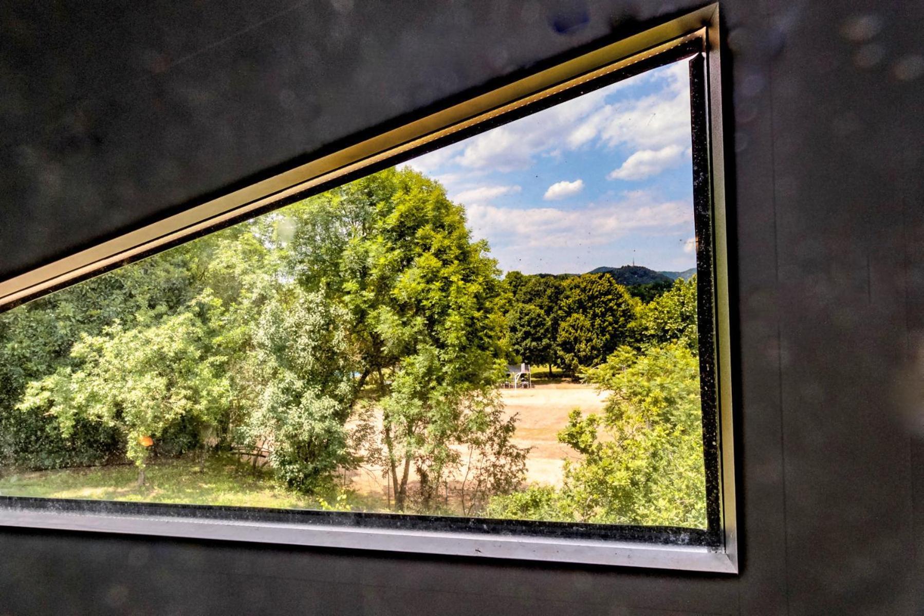 Black House Sorprendente Casa Estilo Industrial Olot Luaran gambar