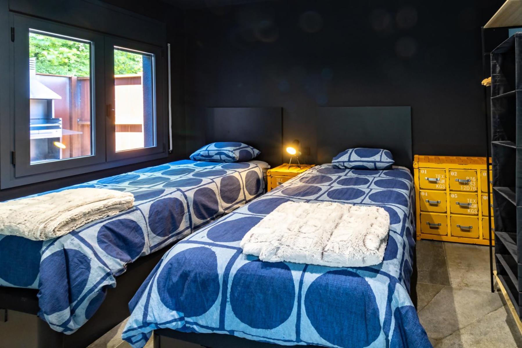 Black House Sorprendente Casa Estilo Industrial Olot Luaran gambar