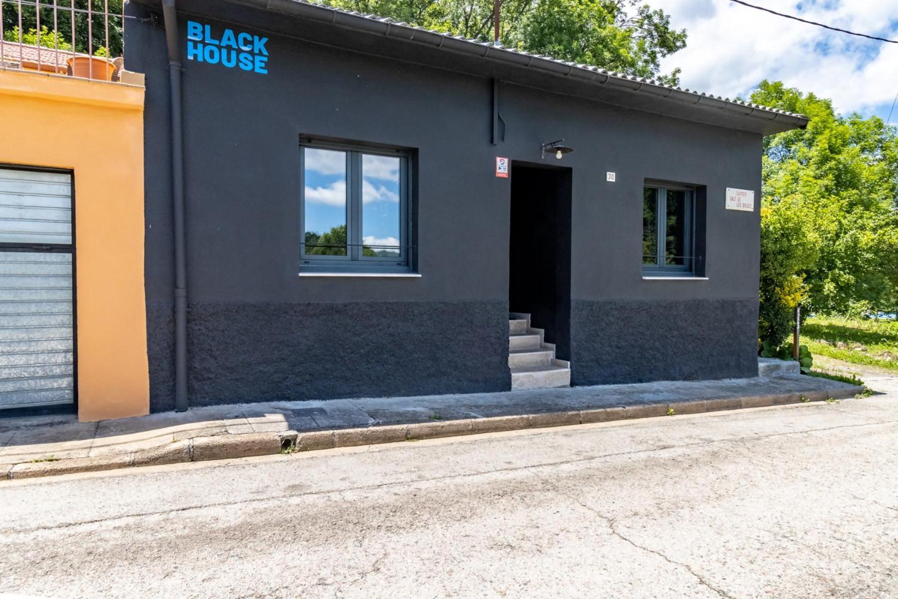 Black House Sorprendente Casa Estilo Industrial Olot Luaran gambar