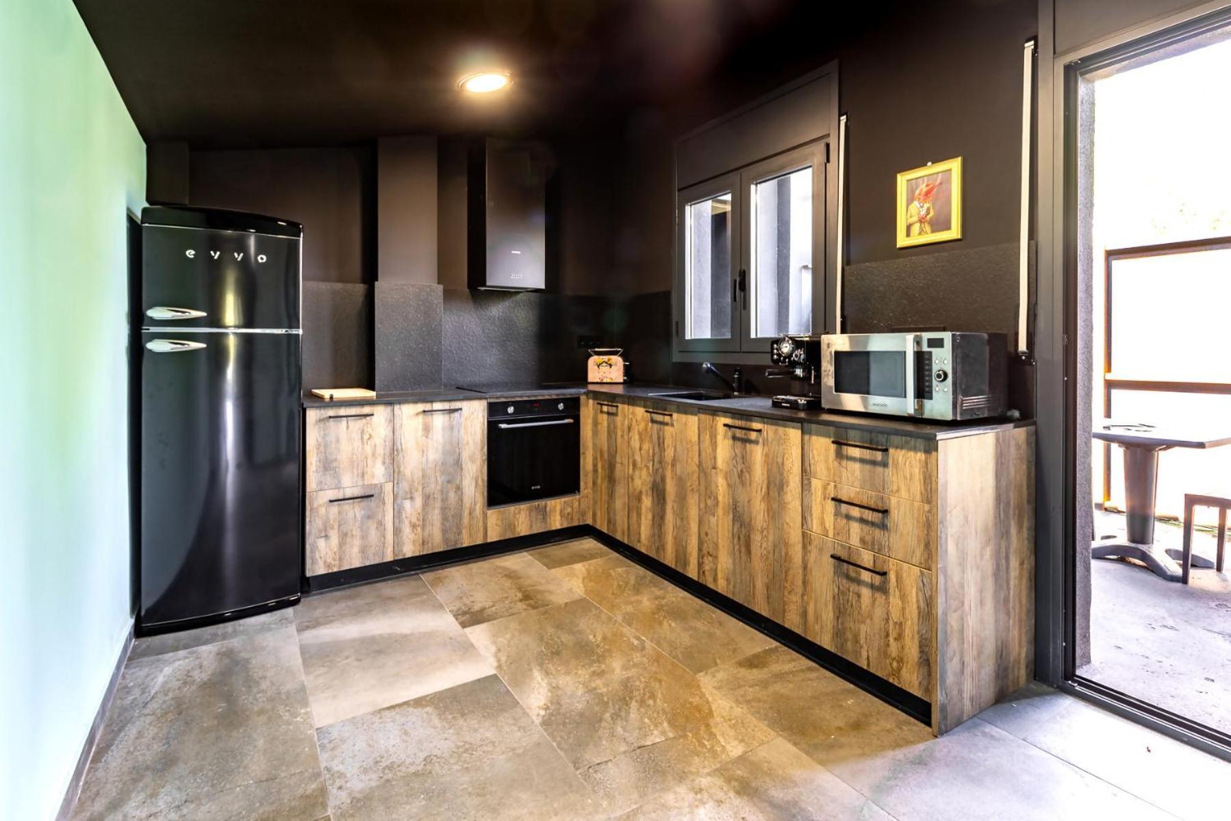 Black House Sorprendente Casa Estilo Industrial Olot Luaran gambar