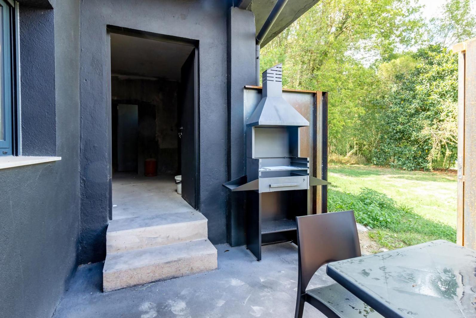 Black House Sorprendente Casa Estilo Industrial Olot Luaran gambar