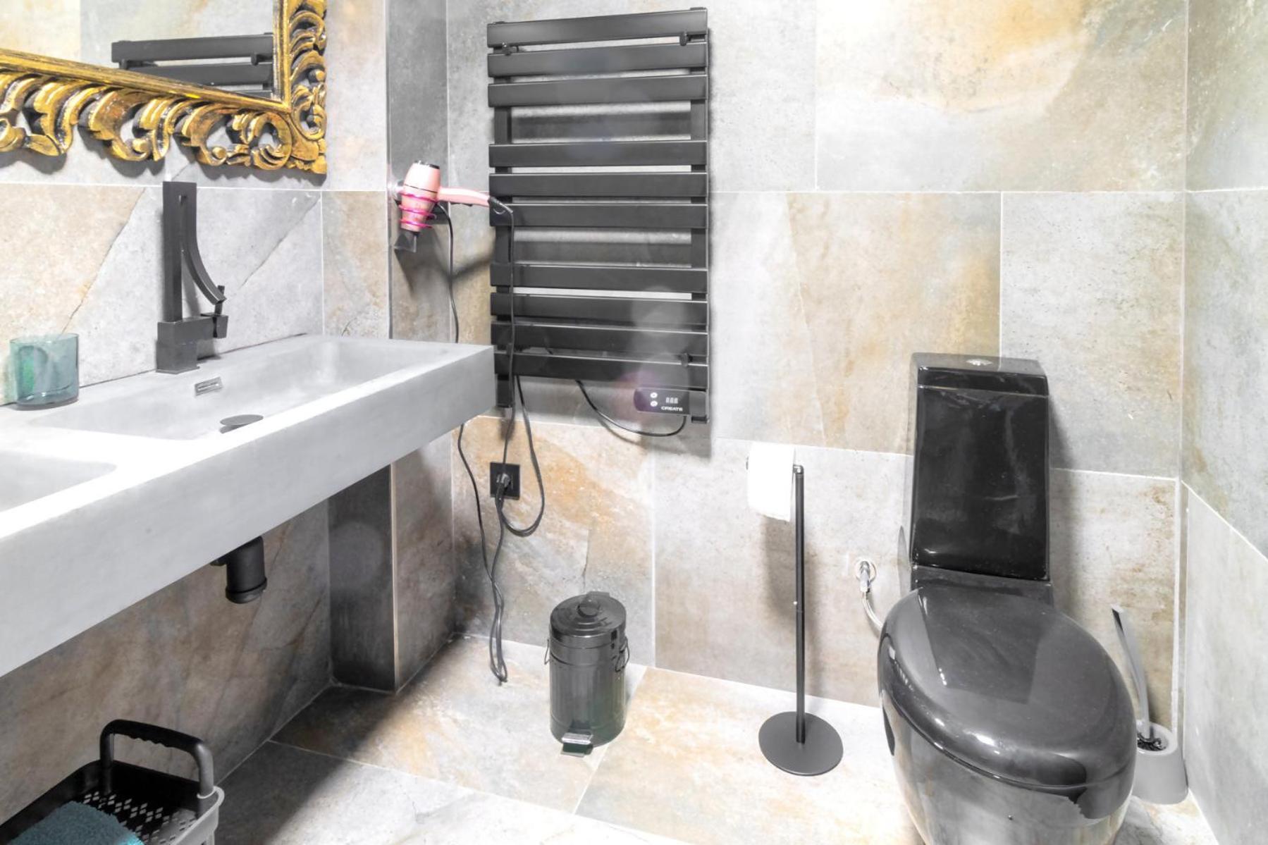 Black House Sorprendente Casa Estilo Industrial Olot Luaran gambar
