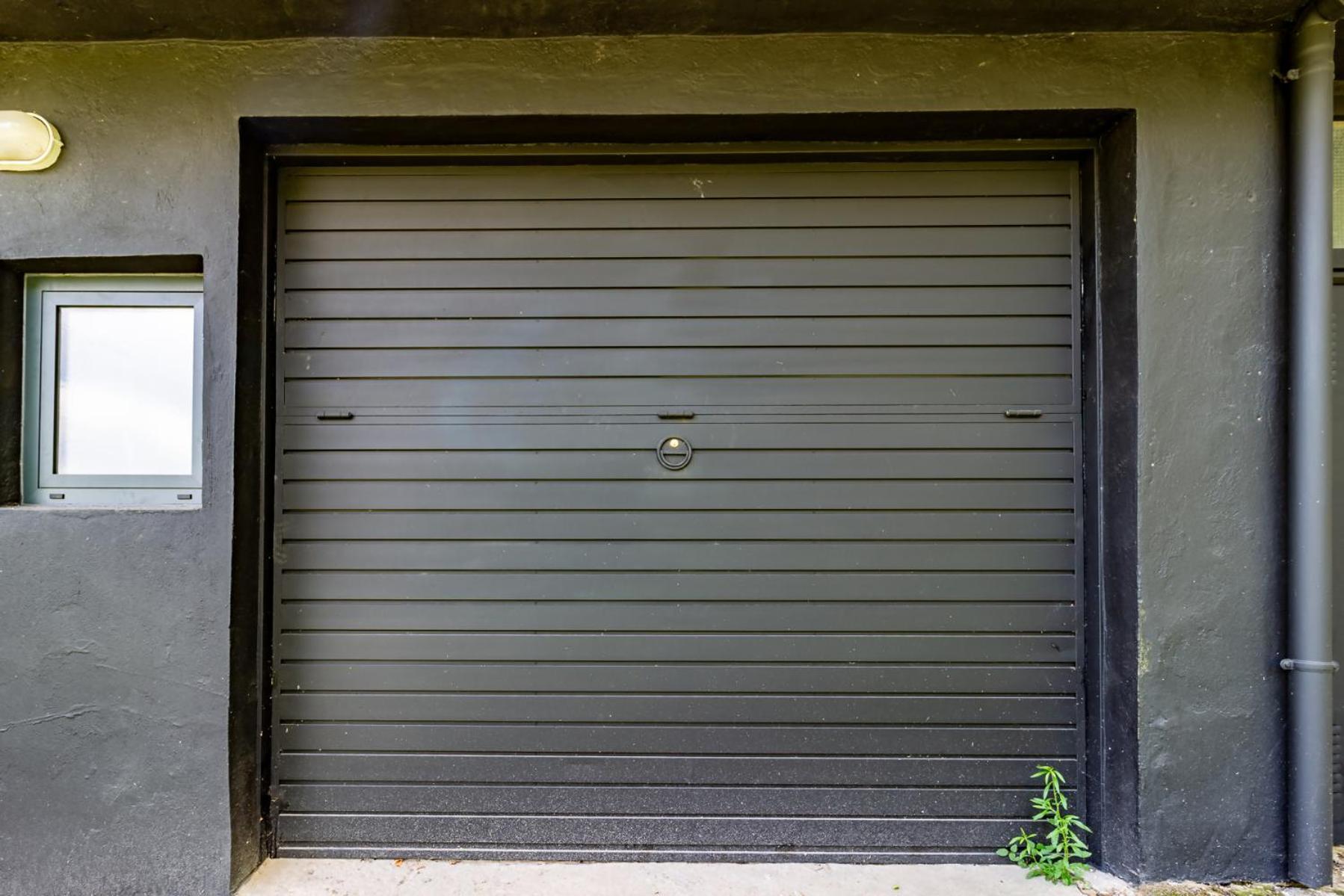 Black House Sorprendente Casa Estilo Industrial Olot Luaran gambar