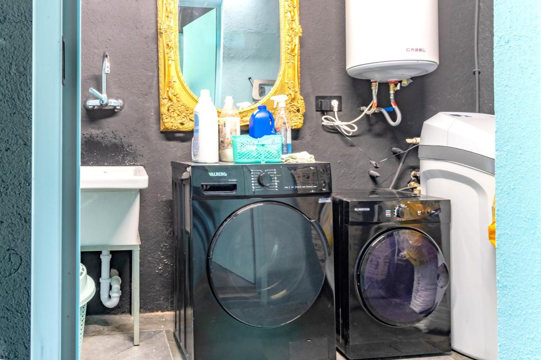 Black House Sorprendente Casa Estilo Industrial Olot Luaran gambar