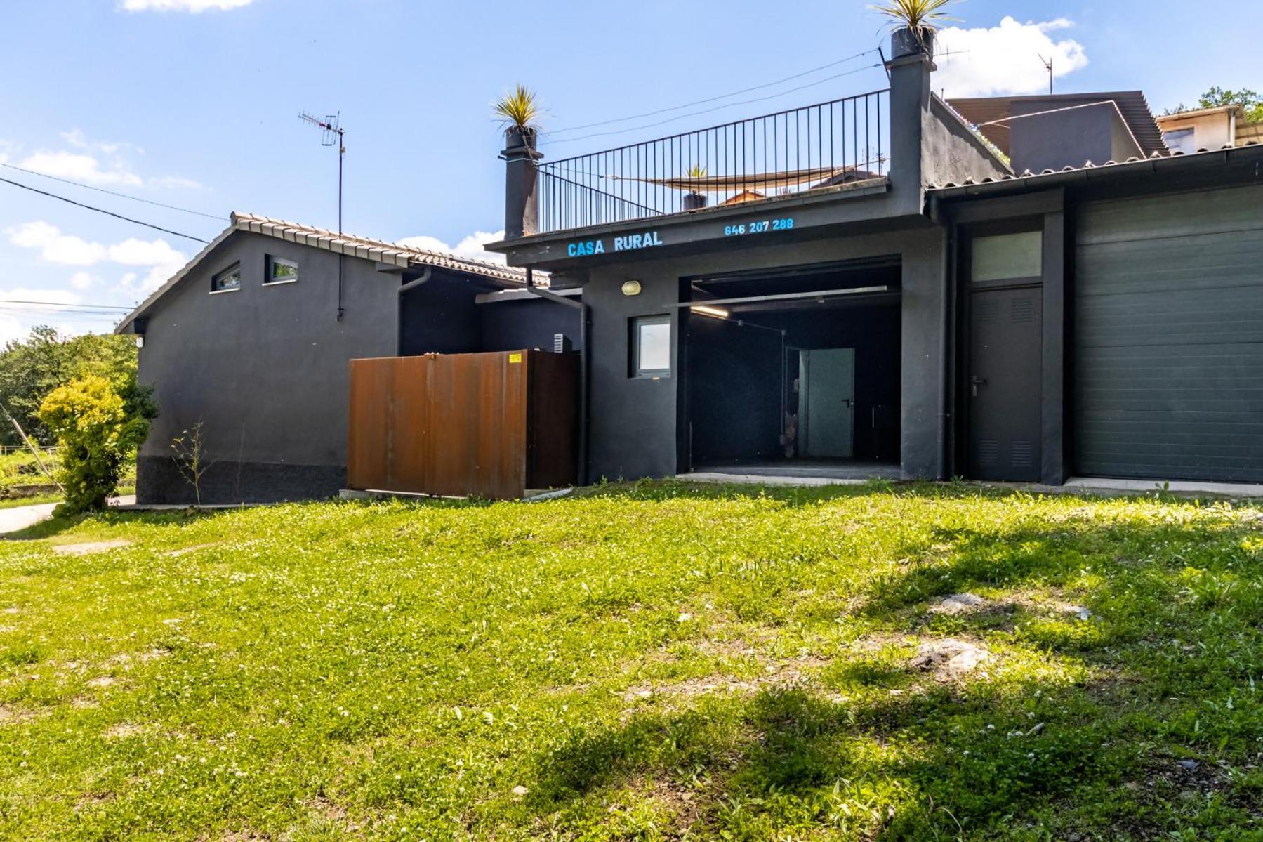 Black House Sorprendente Casa Estilo Industrial Olot Luaran gambar