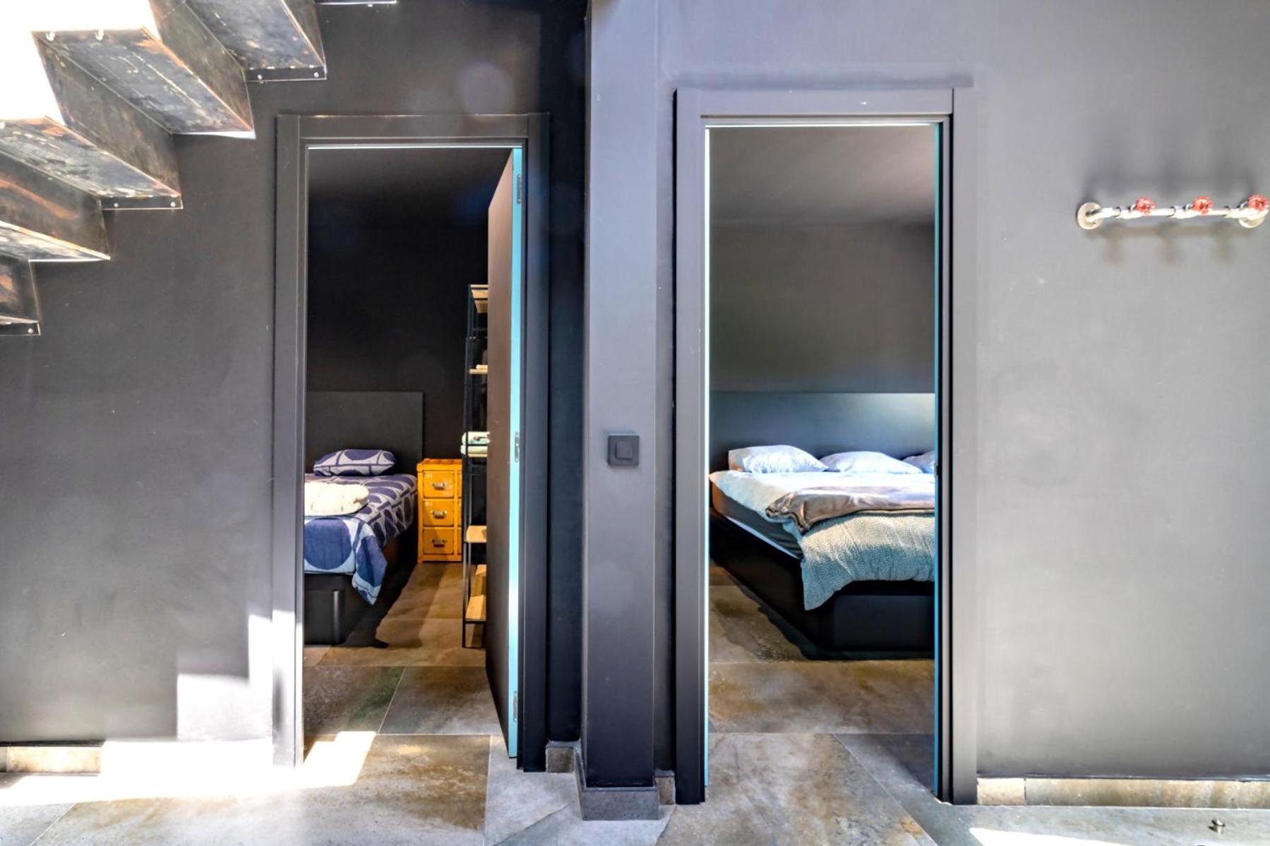 Black House Sorprendente Casa Estilo Industrial Olot Luaran gambar