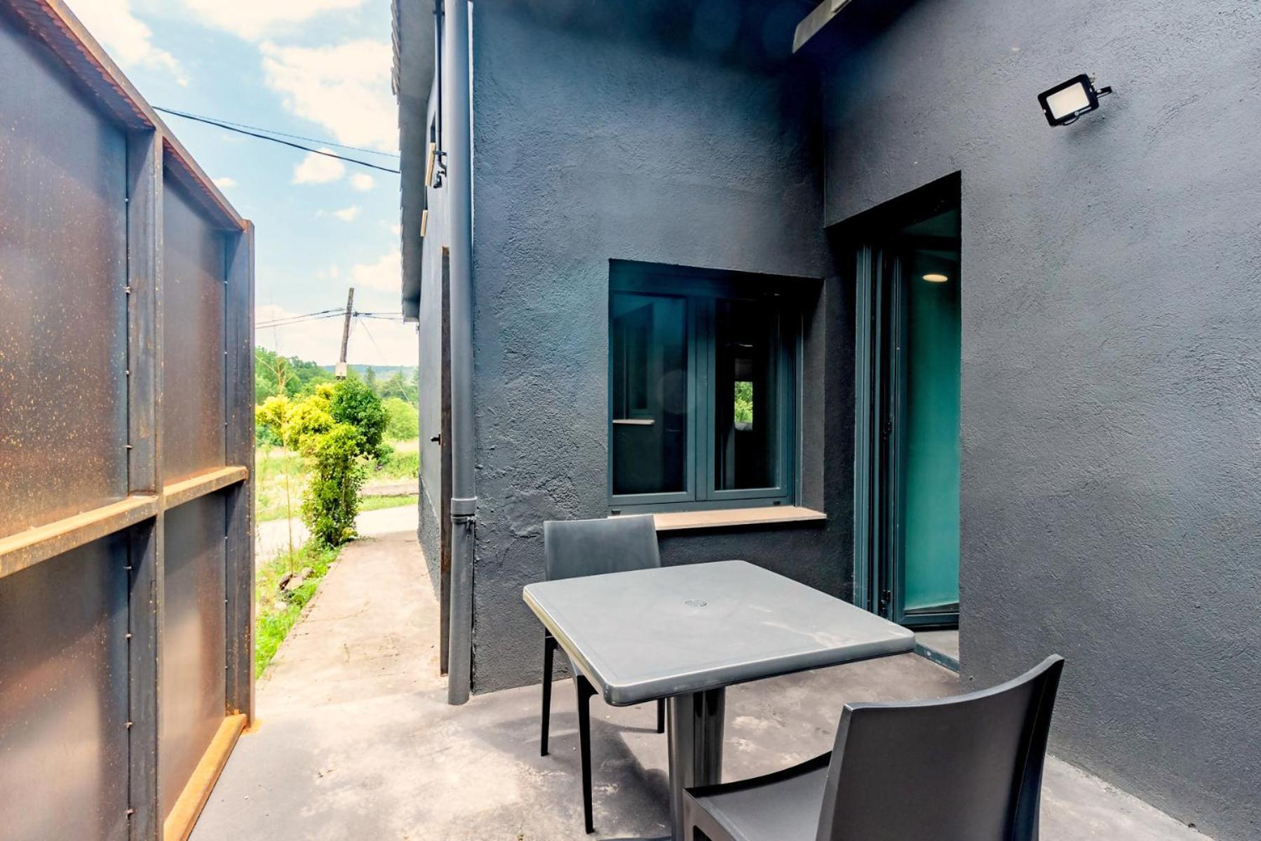 Black House Sorprendente Casa Estilo Industrial Olot Luaran gambar