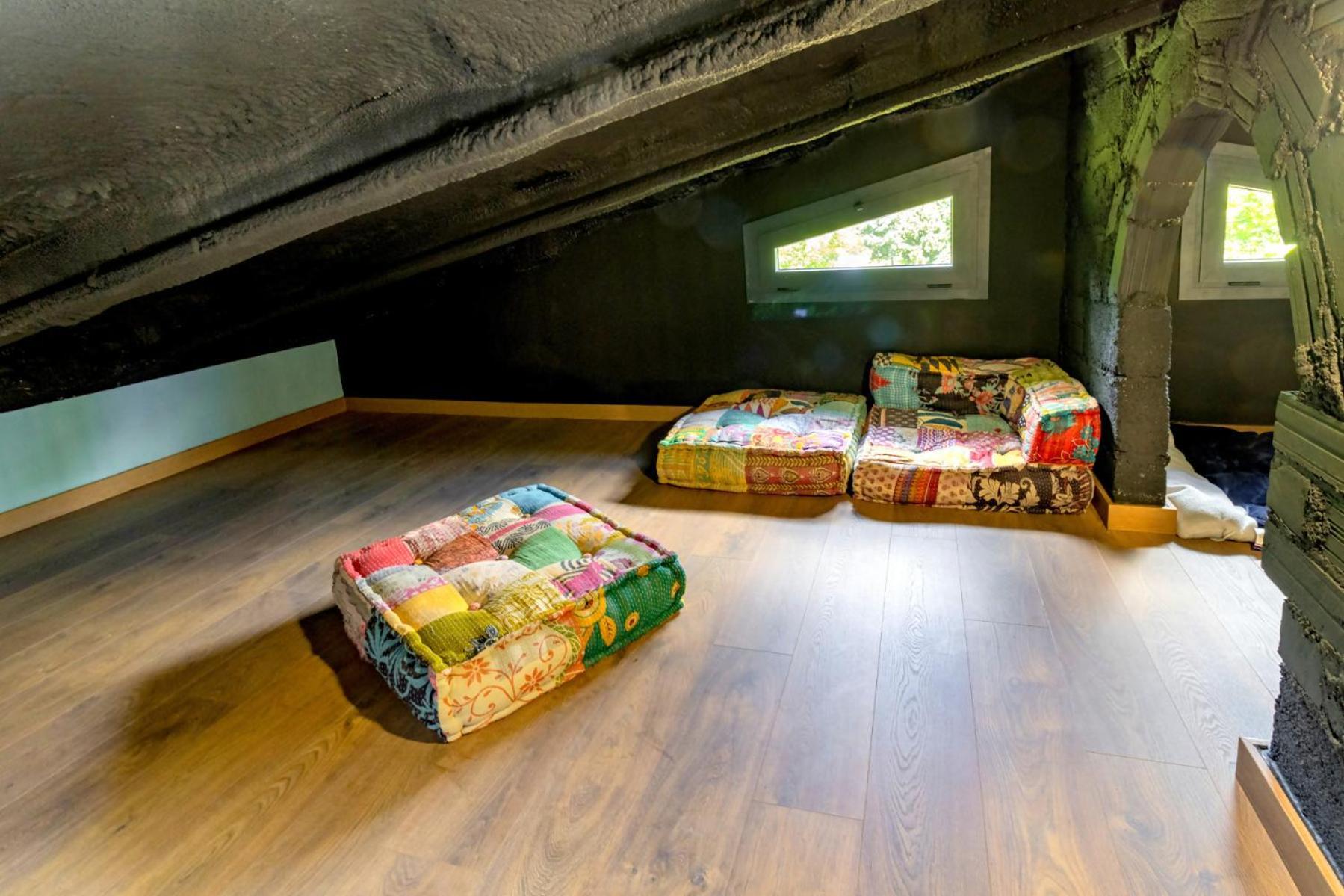 Black House Sorprendente Casa Estilo Industrial Olot Luaran gambar