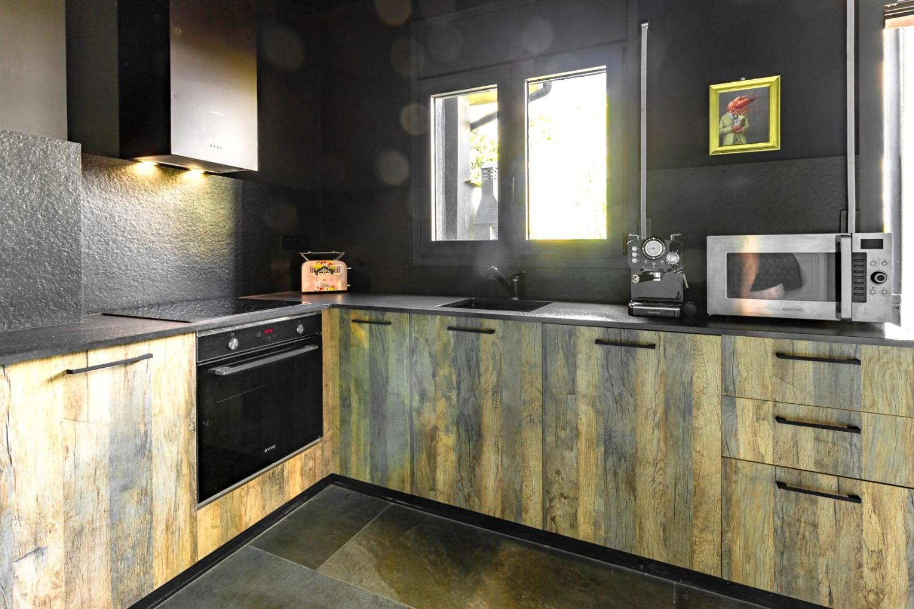 Black House Sorprendente Casa Estilo Industrial Olot Luaran gambar