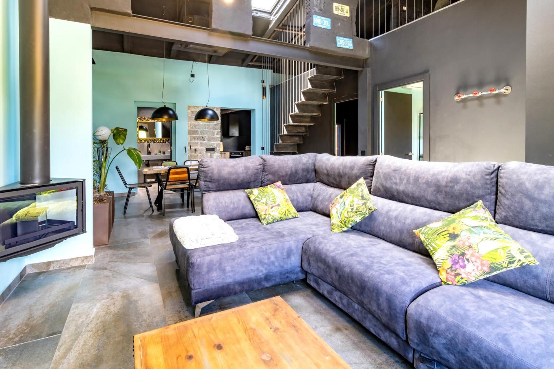 Black House Sorprendente Casa Estilo Industrial Olot Luaran gambar