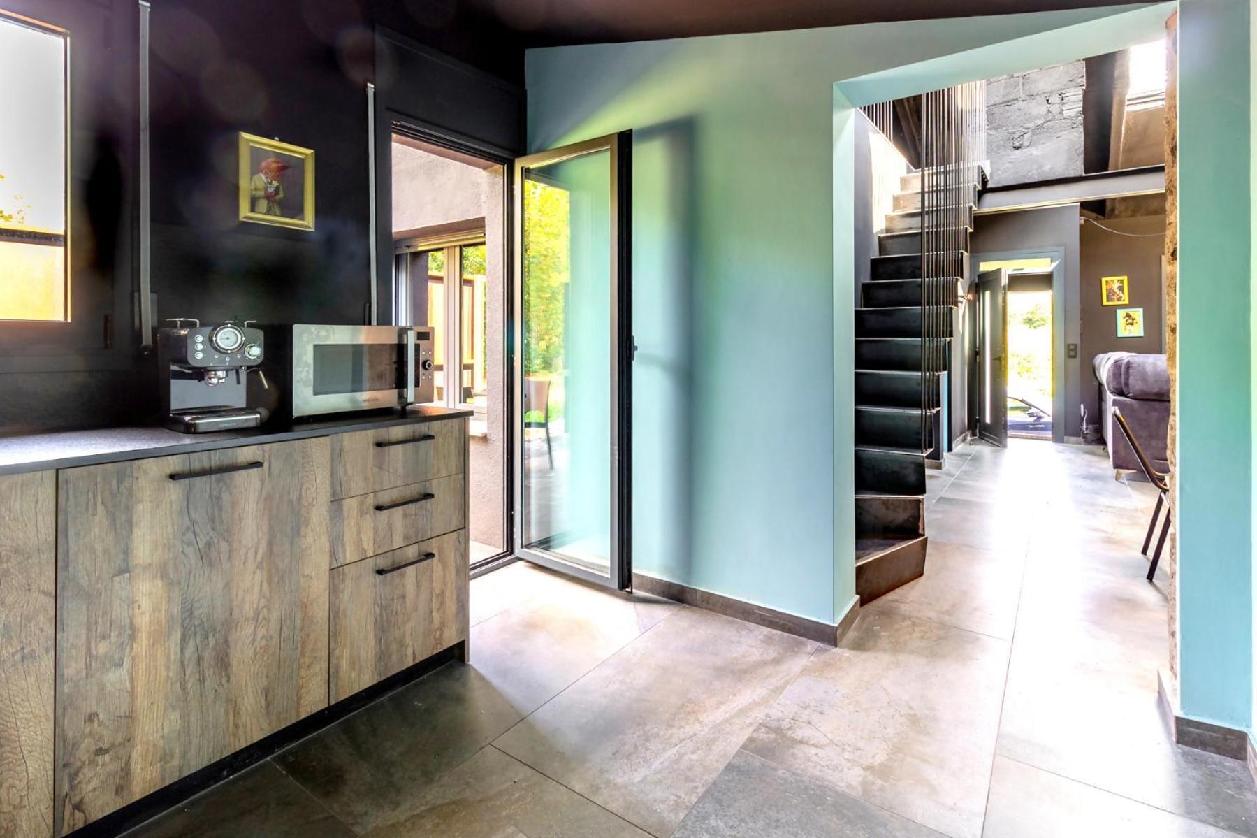 Black House Sorprendente Casa Estilo Industrial Olot Luaran gambar